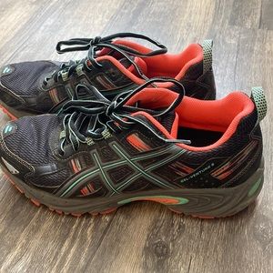 Women a ASICS tennis shoes